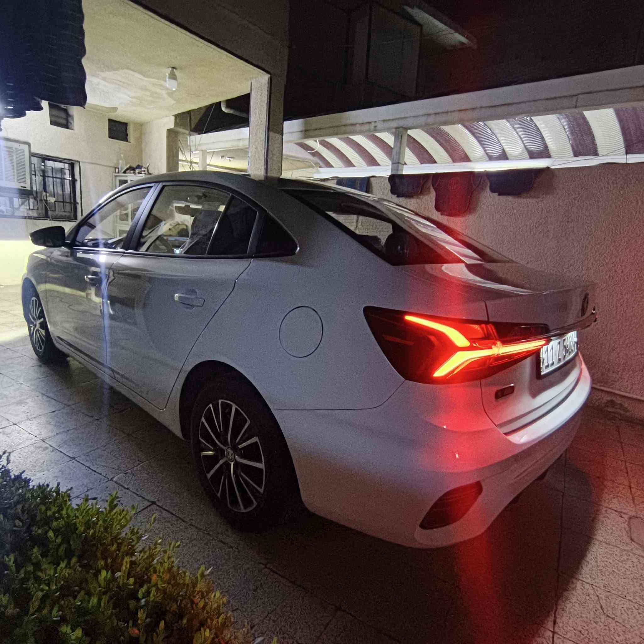 للبيع ام جي فايف بلص موديل ٢٥ السياره مال بيت بيها فقط طخه بالدوسه وحافه البنيد بيها طخه خفيفه أيضا السياره عليها ادامه كامله من دهن اكسادو وفلاتر كلها جديد مبدل مع تركيب إطارات طخم تايلندي حجم ١٦ وباتري جديد نوعيه ايسي ديلكو قبل يومين أبو الظمان سنه الكراسي مغلفها علمود الحفاظ عليها السعر ١١٢ وبيها مجال الاتصال ***********
