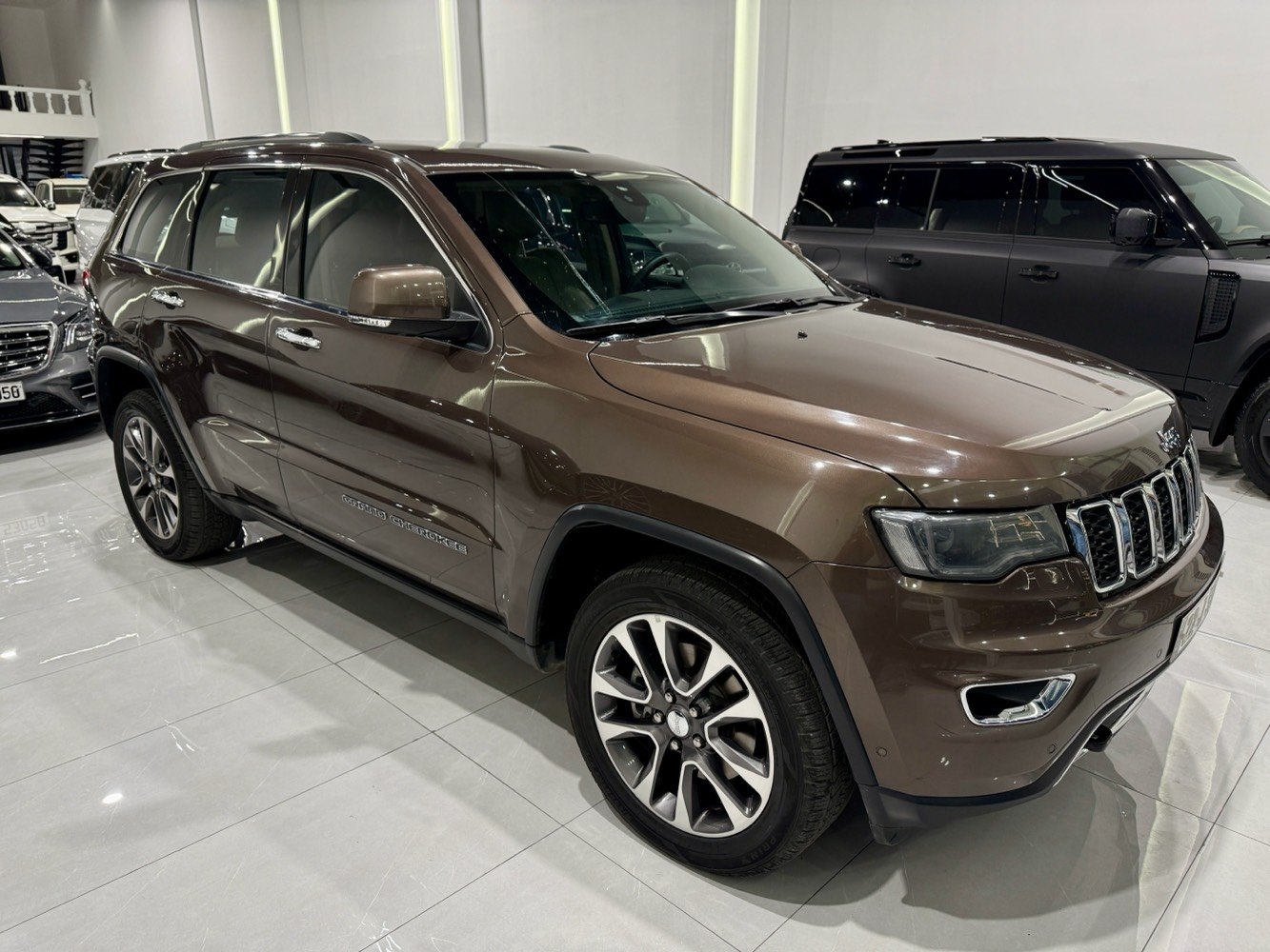 جيب گراند شيرۆكی 2018 (خەليجى شەریکەی هارلم)
قەپات مواسفات 4x4 Limited Plus 

فۆر ویل ، پانۆراما ، 3 شاشە ، کوشن سارد و گەرم ، حساسی پێش و پشت ، شاشە کارپلەی
هەموو گیانی بە شەرت هیچی نییە بێ سبوغ و بێ پارچە گۆرین
هەردوو دەعامی بە شەرت (( 61 رۆیشتووە ))

زۆر خاوێنە و بێ مەسرەف (( گێر و مەکینە و تەقە ورەقە بە شەرتە ))

رەقەم و سەنوی نۆییە (( شوین // هەولێر ))

سعری (( 235 وەرەقە و مەجالی تێدایە ))

***********
***********