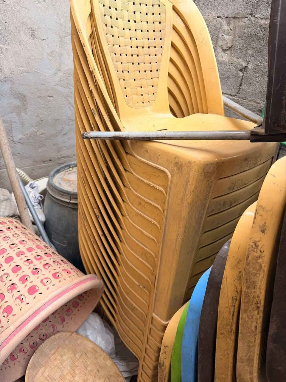 نراكيل ٤٢ • بلاستك ٣٥ • كراسي ٦١