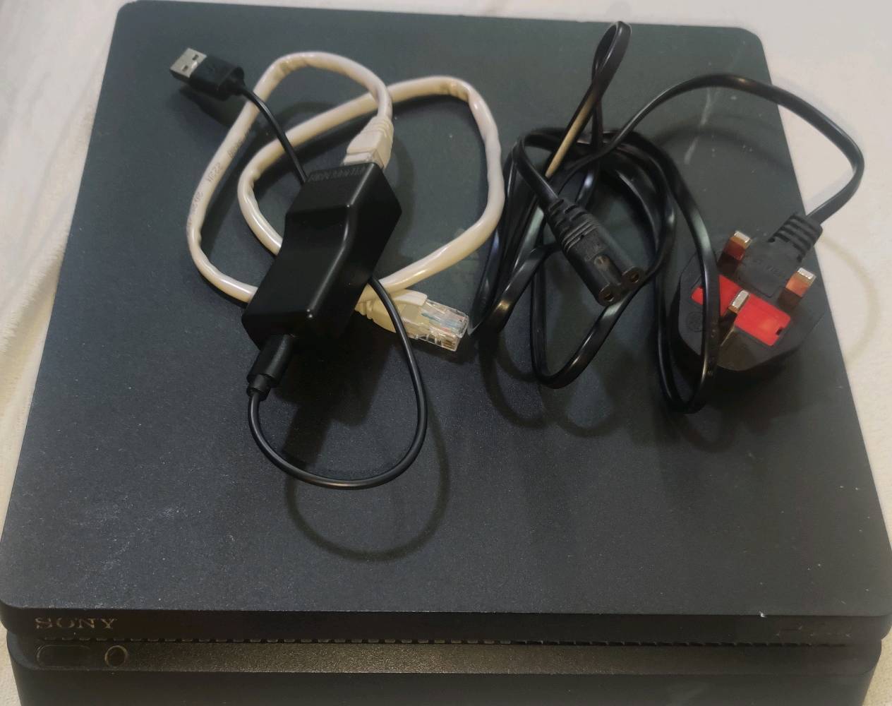 بلي 4 مهكر معة الألعاب و الوايرات و ذاكرة 408 غيغابايت بسعر 350 الف و معة جوستك هدية و جوست اصلي بسعر 45 الف و معة كيبل اصلي بسعر 10 ألف و قاعدة شحن جوستكاب بسعر 5 الف و يوبي اس بسعر 40 الف و المكان الشعب قرب محكمت الشعب