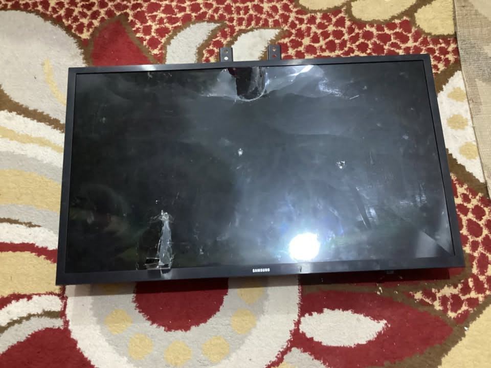 بلازمة سامسونك • ٣٢ بوصة • شاشة مكسورة