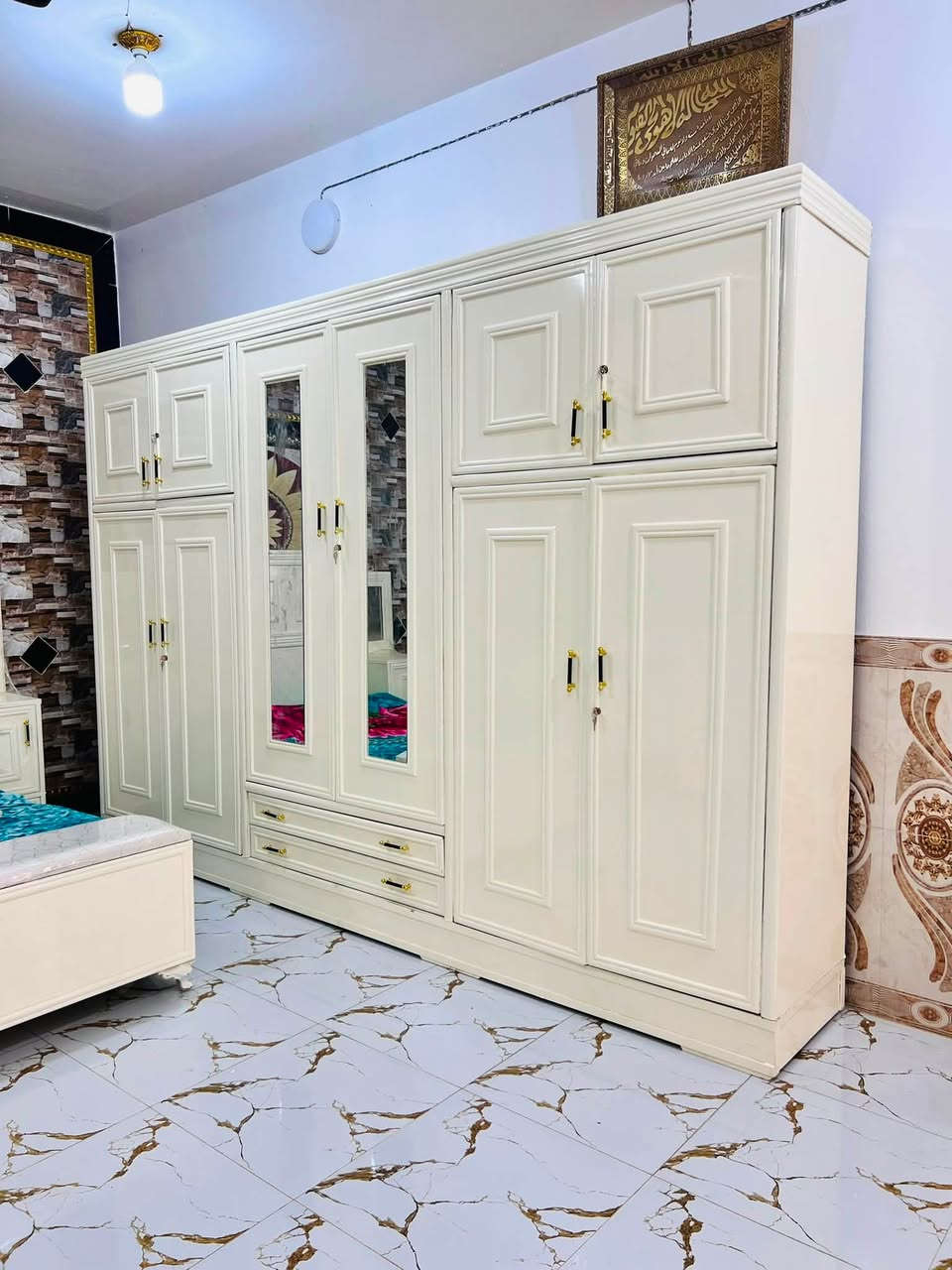 سلام عليكم يوجد
غرف
نوم لون ابيض
جديدة ما مستخدمة صبغ حراري 
نضافة 100/100 سعر مليون و300 وبي مجال لتعامل  لتصال ‭***********‬
