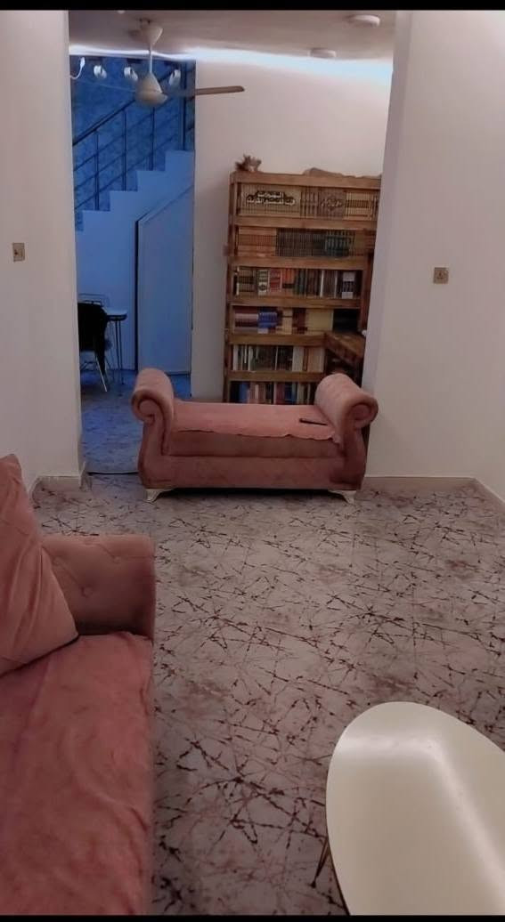 🏡🔥 بيت للبيع – 65 متر طابقين 
📍 البلديات – ضياء الحلفي – المربع الذهبي

✨ بيت نظيف ومرتب وجاهز للسكن، يتميز بجودة البناء وموقعه الهادئ والمميز.
━━━━━━━━━━━━━━
🏠 مواصفات البيت:
▪️ مساحة 65 متر – طابقين، بناء جيد ونظافة ممتازة وجاهز للسكن، شارع 12 متر وتبليط كامل.

🏙️ مميزات الموقع:
▪️ قريب جداً من الشارع العام والشارع التجاري، المدارس والأسواق وجميع الخدمات على بُعد دقائق، ضمن أفضل مواقع المربع الذهبي والشارع هادئ ومرتب.
━━━━━━━━━━━━━━
📜 سند 25 | طابو زراعي | إقرار محكمة

📞 ***********
📱 واتساب وماسنجر متوفر للتواصل والاستفسار

🏡 فرصة مميزة للسكن والاستثمار
