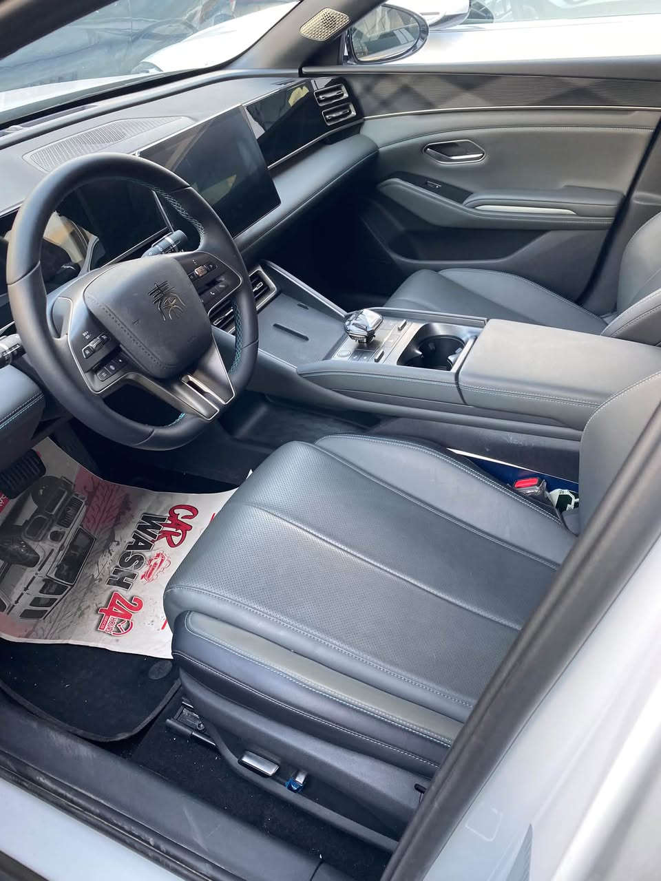 BYD Qin L DM-i 2024 — الفئة العادية

المحرك
 • بنزين: 1.5 لتر 4 سلندر
 • قوة محرك البنزين: 101 حصان
 • عزم البنزين: 126 نيوتن.م
 • كهرباء: محرك واحد أمامي
 • قوة المحرك الكهربائي: 163 حصان / 120 kW
 • عزم الكهربائي: 210 نيوتن.م
 • النظام: Plug-in Hybrid DM-i
 • القير: E-CVT
 • الدفع: أمامي FWD ￼

البطارية والمدى
 • البطارية: 10.08 kWh Blade LFP
 • المدى الكهربائي CLTC: 80 كم
 • المدى الكهربائي WLTC: 60 كم
 • الشحن: AC فقط
 • وقت الشحن: حوالي 3.4 ساعات
 • لا تدعم الشحن السريع DC في هذه الفئة. ￼

الأداء
 • 0–100 كم/س: 7.9 ثانية
 • السرعة القصوى: 180 كم/س
 • استهلاك WLTC المعلن: حوالي 1.36 لتر/100

الأبعاد
 • الطول: 4830 مم
 • العرض: 1900 مم
 • الارتفاع: 1495 مم
 • قاعدة العجلات: 2790 مم
 • خزان الوقود: 65 لتر
 • المقاعد: 5 جلد
 • معامل السحب: 0.26 ￼

البطارية
 • النوع: LFP Blade
 • الشركة: FinDreams / BYD
 • تبريد البطارية: مباشر
 • سعة: 10.08 kWh

 
🛑
بغداد/البياع
☎️ ***********
