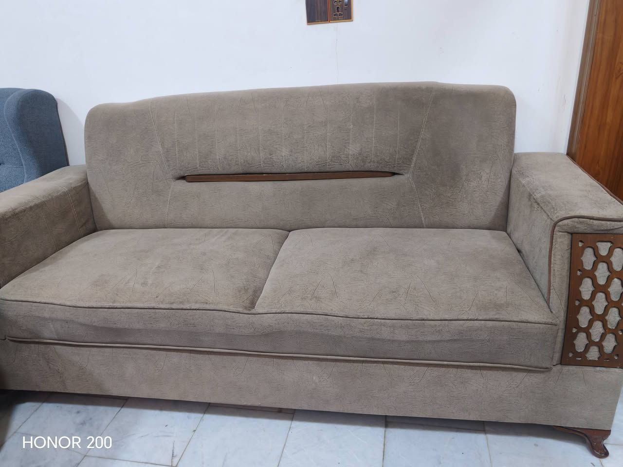 تخم 3مقاعد وكراسي 2 سعره 150وبيه مجال 
***********

نص مكتوب في الصور:
- HONOR 200
