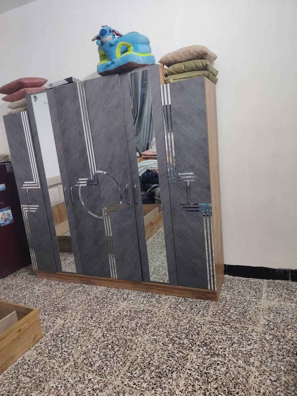 السلام عليكم غرفه لل بيع 5 قطع
ضرهه بس خشبه  مال جربايه   وباقي كله جديد مع دوشك جربابه. 300ر بيهه مجال بسيط
*********** رقم واتساب
عنوان بغداد ابو غريب شهداء
