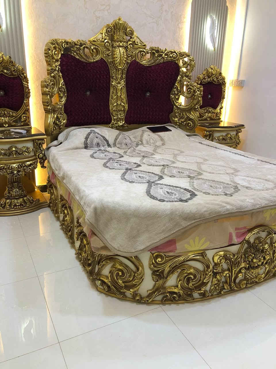 السلام عليكم غرفه مصريه ملكي خشب زان  روماني احمر من افضل انواع خشب الزان مع دوشك افضل انواع السفنج الراقي  السعر 2000،000 وبيها مجال 
 البصره القبله ***********
