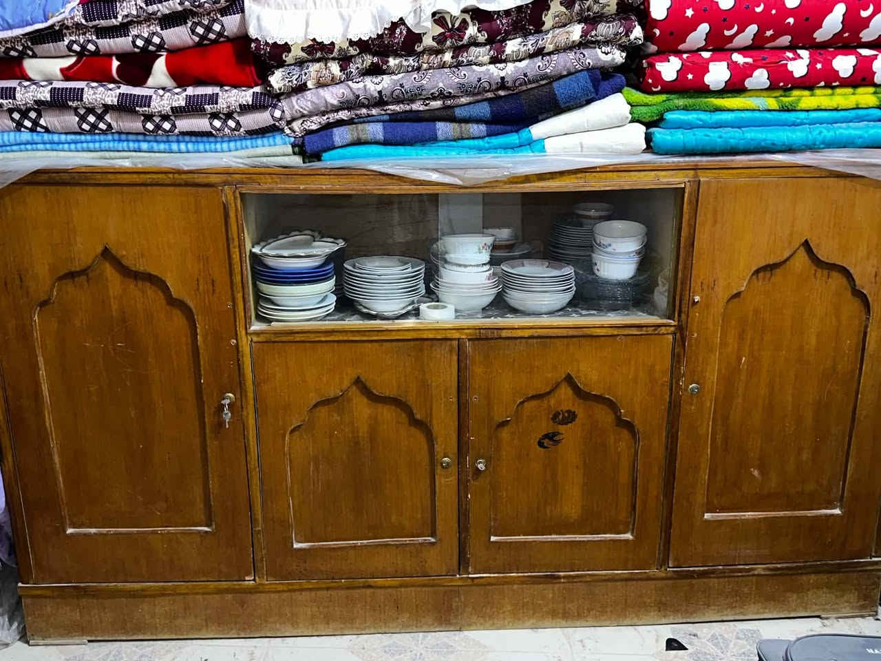 اغراض للبيع 
المعرض ٢٥٠
البوفيه ١٢٥ 
التنور ٢٠
 للاستفسار الاتصال على الرقم ***********
