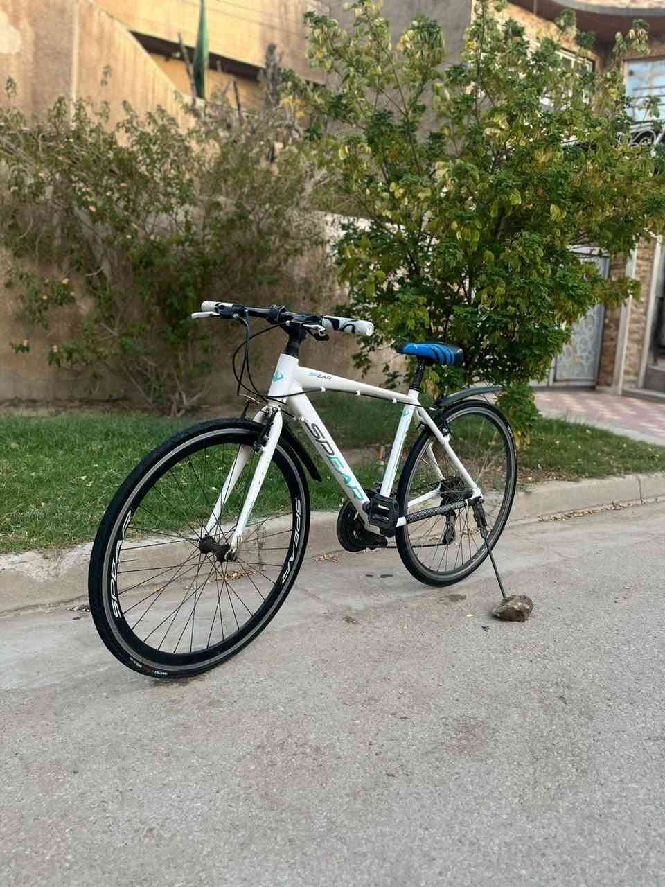 سلام عليكم دراجة هجين (Hybrid Bike) كامله مكمله 
خاليه من أي نقص، 
عكرب وبريكات شينمانو  
معدل ألمنيوم بل كامل حتا وياله المنيوم 
 بريكات عكرب بحاله ممتازه 
شركه معروفه  
لون أبيض  
مكان بغداد بياع لتواصل ***********        سعر حيكون 110  وبي مجال لشراي  طبعن سعره اغله بس  أريد ابيع
