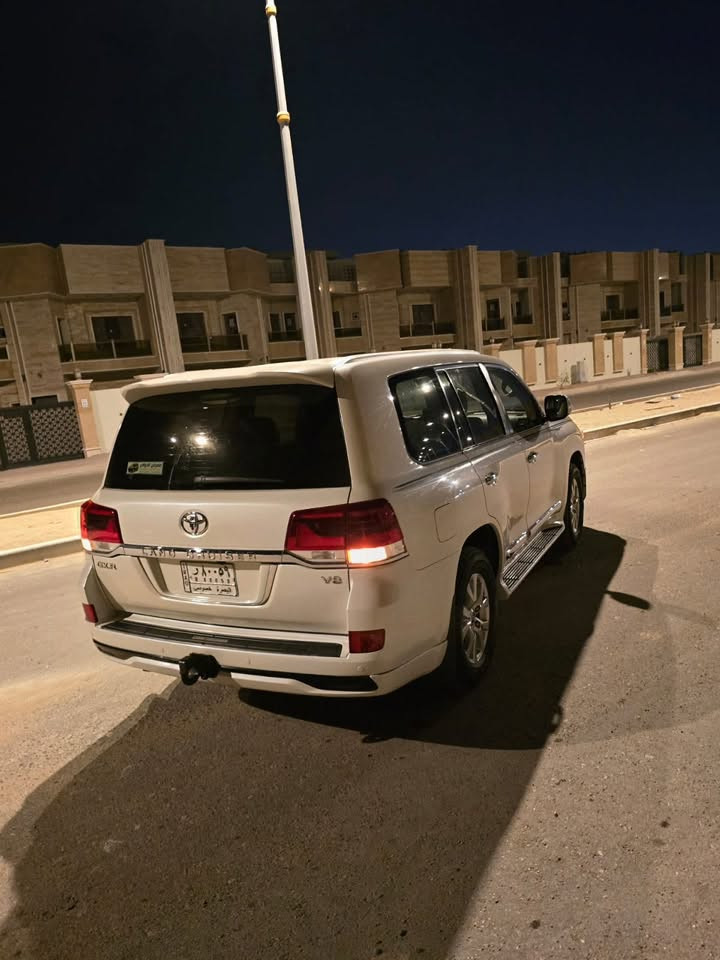 السلام عليكم اللبيع سيارة لاند كروز GXRمحرك 8Vسيارة نظيفة مكفولة كفالة عامة رقم بصرة تحويل ثاني يوم سيارة نظيفة فول مواصفات كلشي جديد بيها تخم تاير جديد حدادة كهربابئيات وحدادة تجي تشوف وتفحص العنوان البصرة مجمع جوهرة الاستفسار على رقم هاتف ***********.
