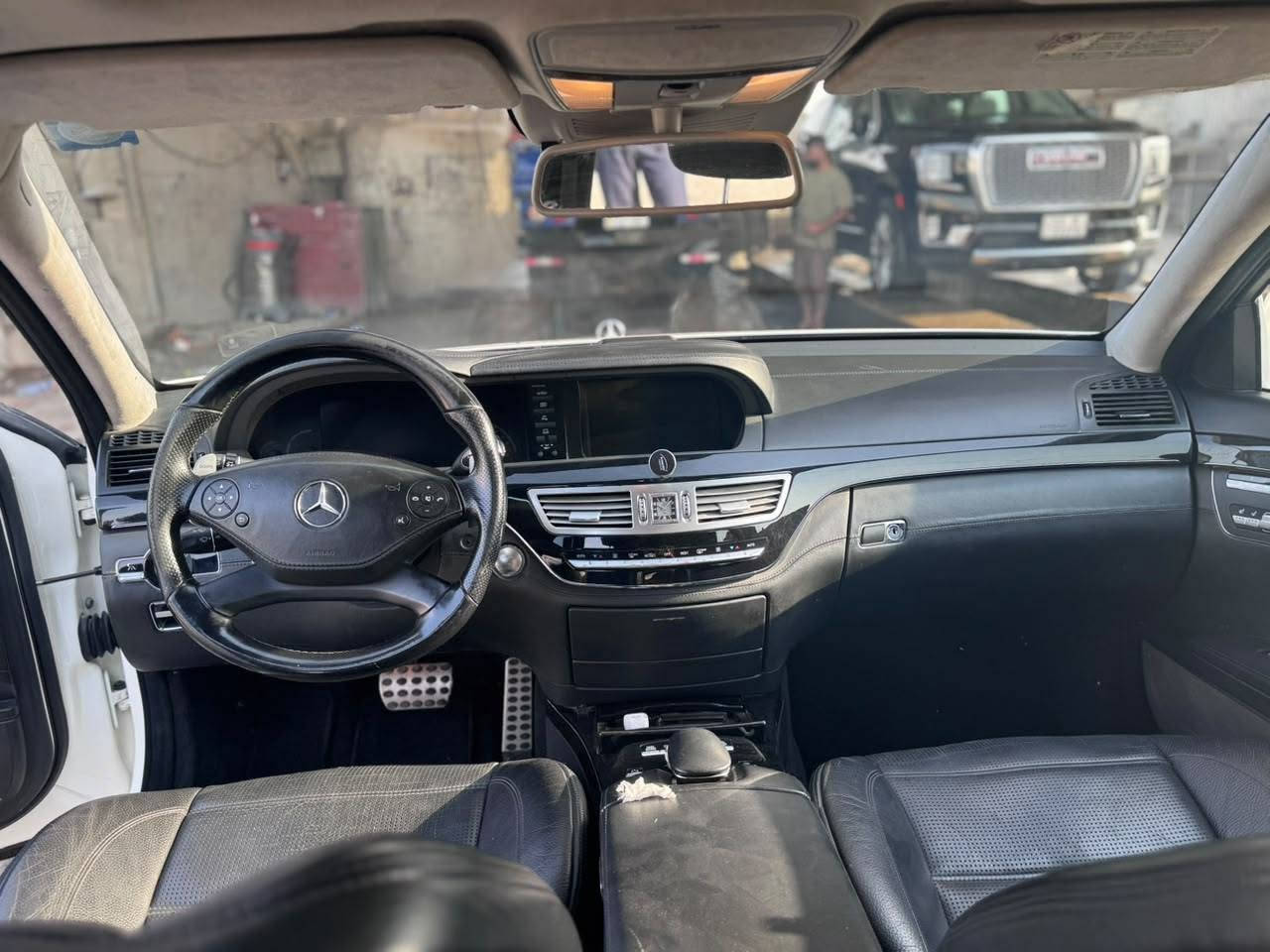 السلام عليكم مارسيدس s63
حجم المكينة 550
موديل 2010 AMG اصل
باب طويل بردات كهرباء 
السيارة نضيفة ماشية ١٣١
وارد ياباني 
ومواصفاتهة معروفة
  مكفولة السيارة عدا
ضربة زغيرة بل صندوك ترجع بارد والباقي مكفول 
للاستفسار *********** وبل خدمة
