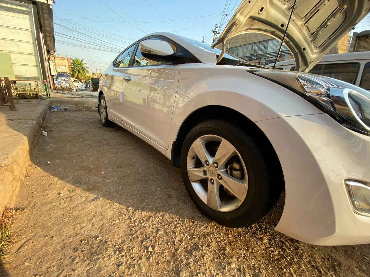 السلام عليكم ELANTRA  موديل 2014 
فول مواصفات 1/1 خليجي 
محرك 2000 دوش كير محرك خير من الله السيارة تخم تاير منضومة مي صالي يومين شادهن شرط التاير انتاج 26 وراديترات جدد تبريد ثلج شرط ❄️
ماشية 116 km شرط ب120 دك جرس 🔔 ممشى بلادي صدر امامي نفض كلة جديد تخم اذاين جدد ومشط ستيرن جديد دواخلها بلادية حت الكاعية بعدها كاربت ممدوشمة منضومة زنون شادلها بيها ضمان سنة 
مكاني : بغداد حي اور 
رقمي : ***********
ملاحضات : مكفولة من ضربة وتبديل وصبغ عدا تكحيل كارت كد شبر فقط 
السعر : 117 وبيها مجال
