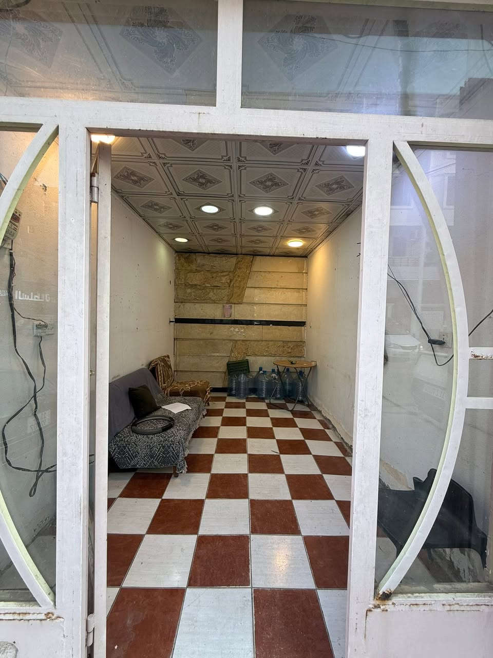 محل للايجار موقع المنصور حي دراغ بالقرب من اسواق السلطان ينفع المحل صائغ او منفذ للصيرفه للاستفسار الاتصال على الرقم ***********
