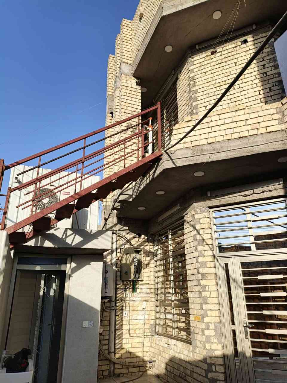 🏡 بيت طابو للبيع – بناء حديث وعصري
📍 الموقع: بغداد – جسر ديالى، قرب مدرسة موسى الكاظم
📐 المساحة: 150 متر
🏠 بناء حديث بتصميم عصري ومناسب للعائلة الكبيرة

✨ مواصفات البيت: 
• 3 غرف نوم
• 2 صالات
• 2 مطابخ
• 2 تواليت داخلي
• تواليت خارجي
• كراج سيارة
• الطابق الأول والثاني

📄 البيت طابو

📞 للاستفسار والتواصل:
***********
