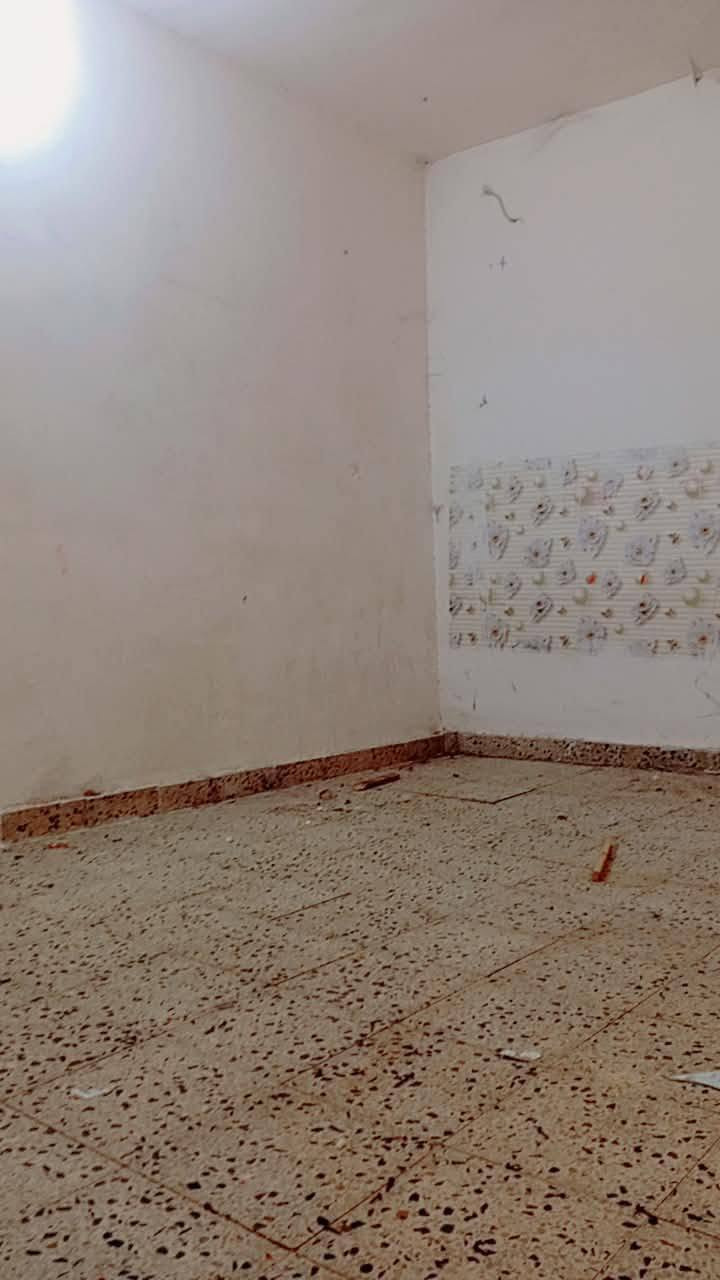 بيت للايجار المساحه 200متر يحتوي على 4غرف نوم وكلدور وصاله ومطبخ ومجمعات صحيه العنوان 📍 بابل شارع ٨٠مال كربلاء حي الاساتذه قرب المستوصف للاستفسار اكثر الاتصال على الرقم التالي 📞🌹 ***********🌹
