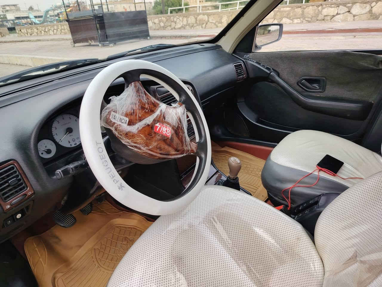 سلام عليكم سياره بيجو بارص ٢٠١٣ سياره مكفوده ما عده ضربه في الجاملغ وبيها تكحيل بسيط سنويه ما ساقطه راعيها موجود *********** الموشراي لا يتصل
