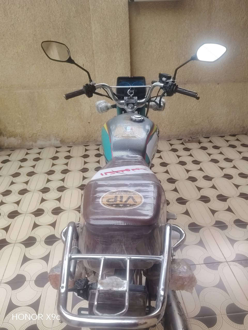 السلام عليكم دراجه للبيع موديل 23 محرك ما مفتوح سعر 650 وبيها مجال ***********

نص مكتوب في الصور:
- HONOR X9c