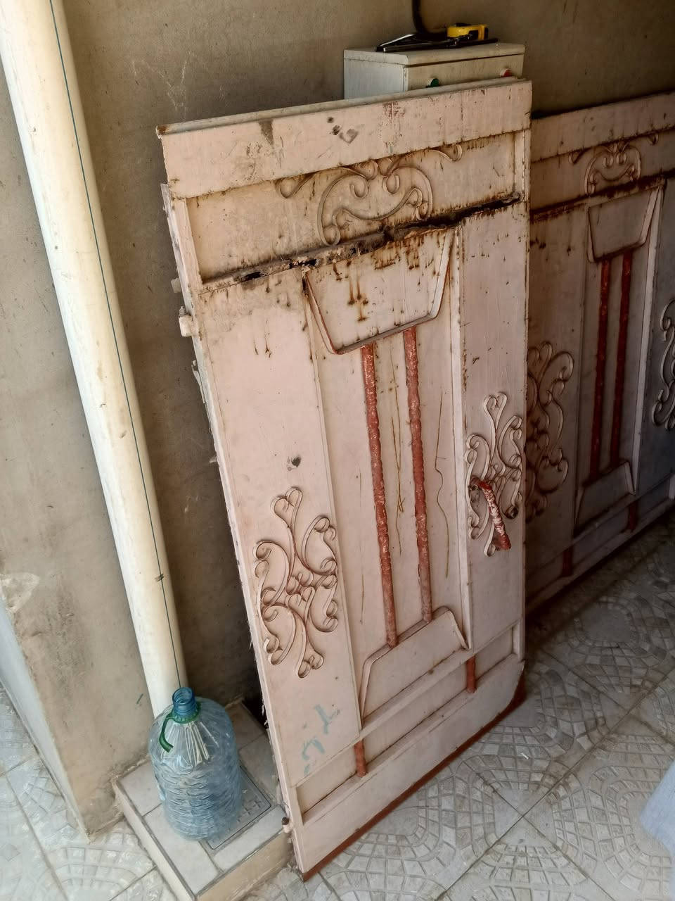 سلام عليكم   عدنه هاذ باب  حوش للبيع ارتفاع  متر و90 والعرض مترين  ونص.  العنوان. حي لزوراء   شارع عشرين قرب مستوصف  الزوراء.   لمعرفه السعر الاتصال ع  الرقم هاذ ***********
