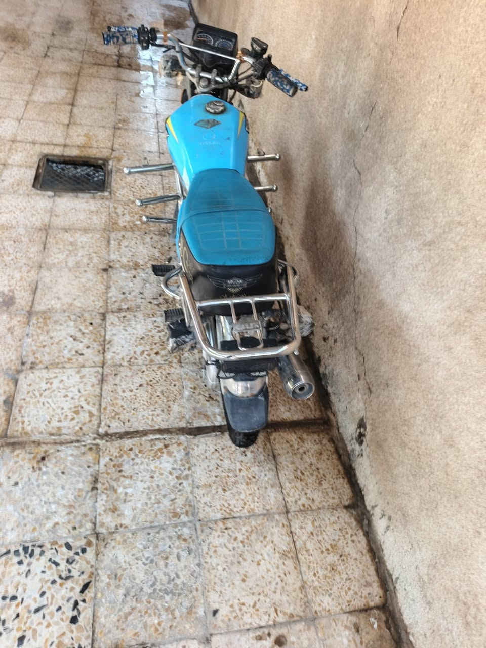 سلام عليكم موديل 2023محرك 2024بلادي ما مفتوح
كله شغال تخم تاير جديد بصمه شغال ماتحط عل***********مكانه سامره سعر 550 منفيس الأصلي 

قفل 525الي شاري يتصل إلي يعامل ويكسر لا يتصل
