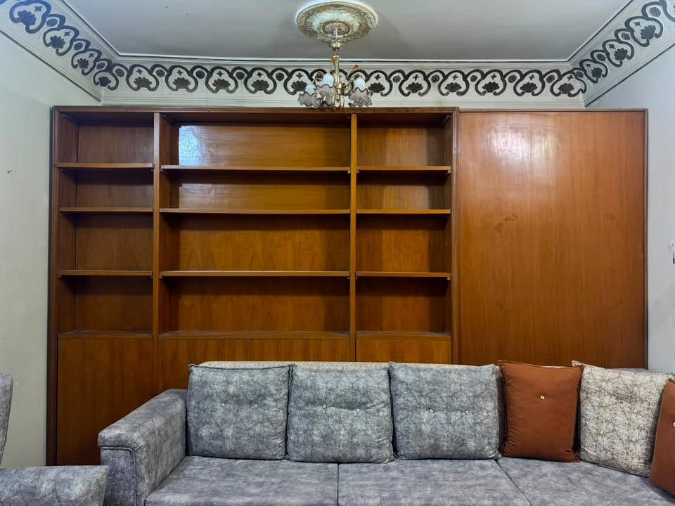 كنتور وظهره مكتبه ملتصقان بحالة جيدة جداً 
خشب مغلف بمعاكس صاج
الارتفاع 2.5 متر 
العرض 2.6 متر 
يمكن استخدامه كقاطع في حال كانت لديك غرفة بمساحة كبيرة
4 باب وطابقين
السعر 150 الف 
المكان : البصرة - الجبيلة 
للتواصل على وتساب ***********
