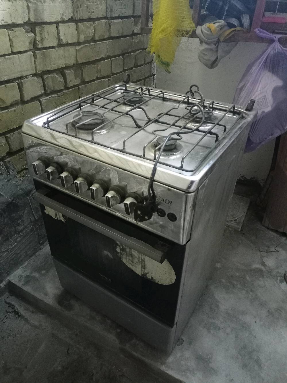 طباخ نضيف يخبل شغال اعيون وفرن يحتاجله تنضيف وفقط السعر ٦٠ يوجد توصيل ***********
