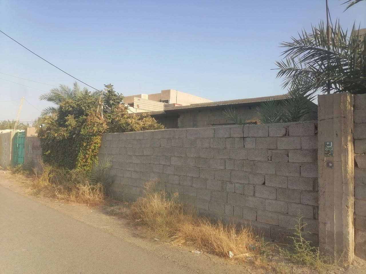 سلام عليكم هيكل. مساحته 325مربع. بي بناء 150متر يحتوي علئ غرفتين نوم كبيرات حمام مطبخ استقبال. تواليت خارجي. صب مسلح. الموقع. الراشديه قرية السلام السوامره سابقا.  سعر 55وبي مجال قليل. سند 25 زراعي. ***********
