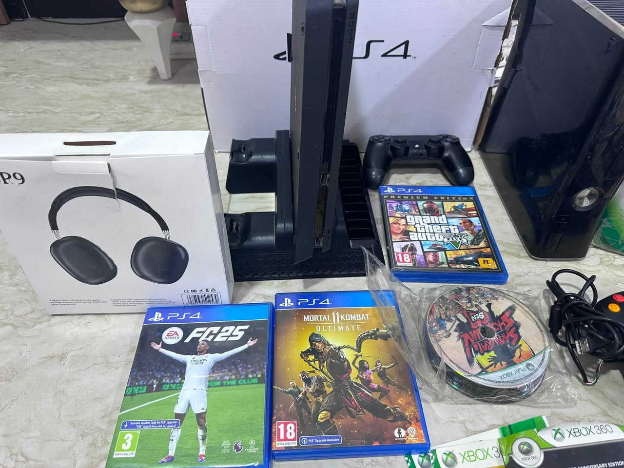 (بلي ستيشن 4 )
يده واحده فقط 
استان للبلي ولليدات والقراص 
٣ اللعاب معه 
4.8 GB 
بلي نظيف مستعمل شغال وبيه مشكله بسيطه جدا بالعدسه القارءه للقرص يحتاج تنظيف عن غبار 
………………………………..
(اكس بوكس 360 )
يدتان وحده لسلكيه 
به 150 لعبه بالهارد 
16 قرص منفصل 
نظيف جداا مستعمل 
2.5 GB
****شرط البيع كلا القطعتين لا يوجد بيع منفصل ***
البصره -ابو الخصيب 
***********
