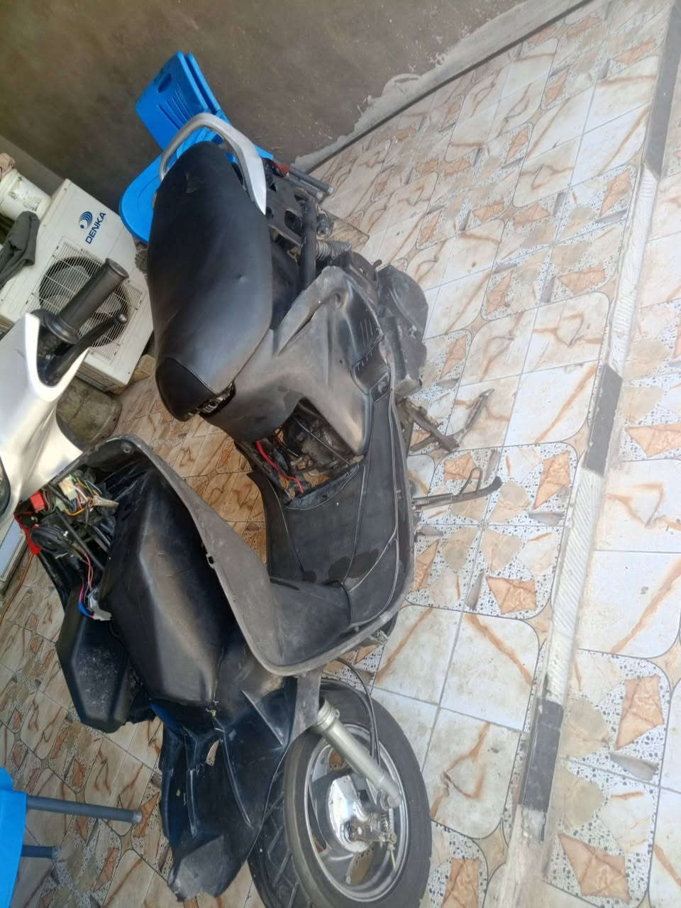 السلام عليكم فراشة فحل للبيع
مكينه ما مفتوحة 
شلعه معدلل نعومه

كهربائيات كله شغال 

دبلات جدد

تخم تاير جديد

دراجه نضفه مال جناي 

مكان نجف ابو صخير 

الرقم ***********
