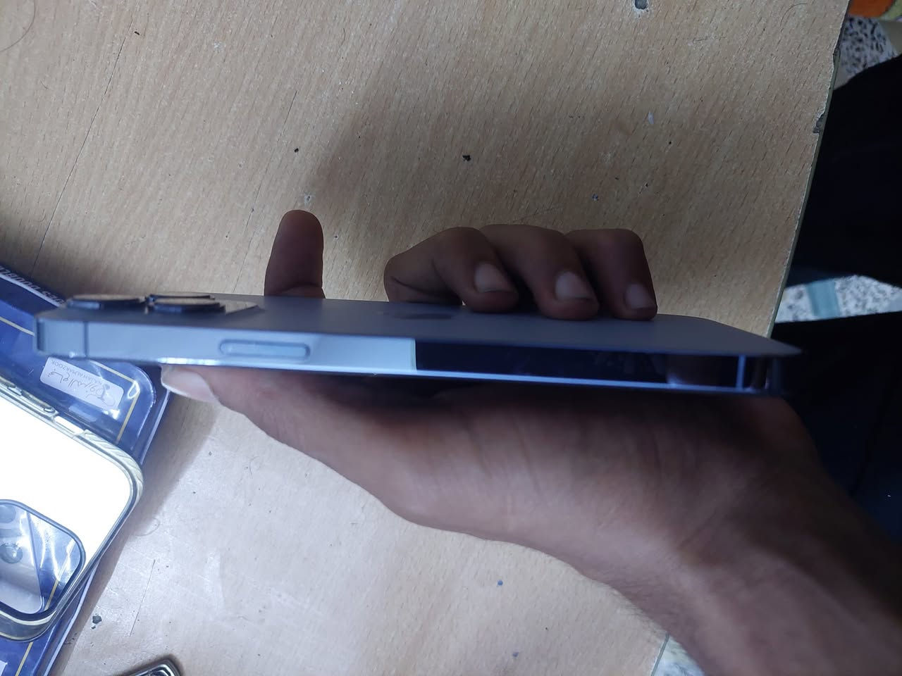 سلام عليكم 
13 Pro Max
الذاكرة 256

جهاز نظيف 
ملاحظة : بدلتلة شاشة و كامت ترمش و توكف الا اطفي و اشغله يرجع طبيعي مو اطفي من الاساس لا اطفي اشاشه و اشغله يرجع طبيعي مع العلم بدلت الشاشة ب 85 الف 
مكاني بغداد حي البتول  
متواجد واتساب ***********
