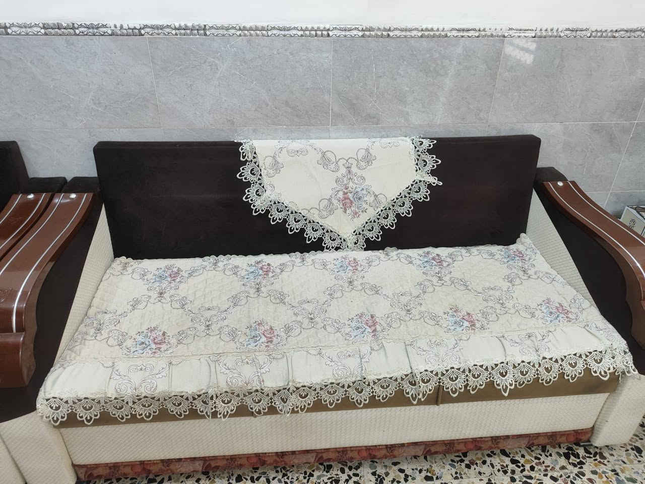 السلام عليكم عندي تخم للبيع عشر مقاعد السعر 250 وبي مجال وااي استفسار هذا الرقم ***********
