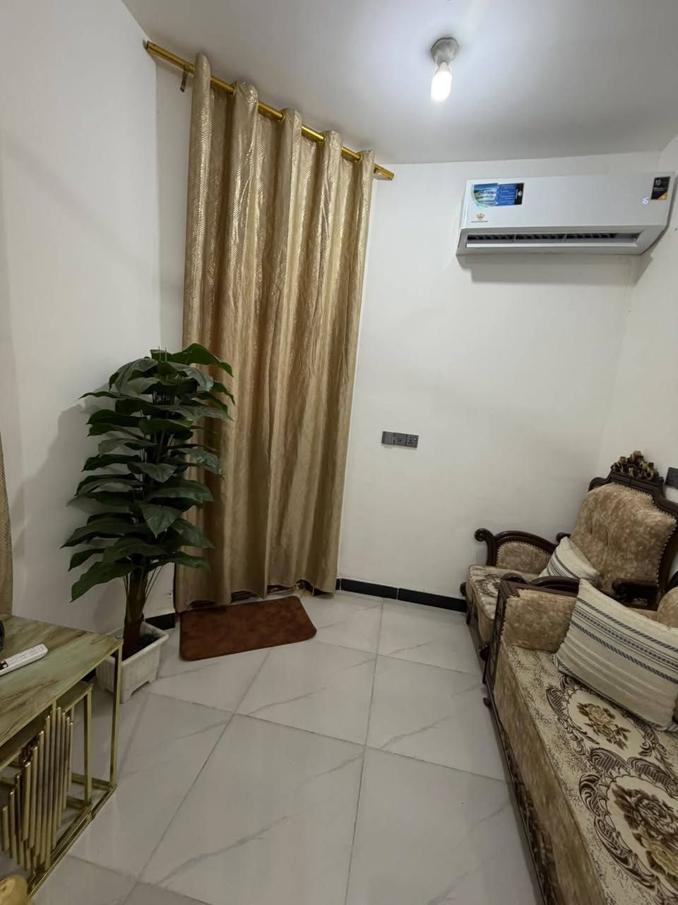 السلام عليكم يعلن مكتب علي الجاروش للعقارات عن وجود دار للبيع
📌دار طابو زراعي سند25 
📌موقع شارع بيت غضيب قرب مولده الخضراه عل تبليط مباشر 
📌 مساحه ٩٠ م
📌يحتوي عل غرف عدد ٢ 
📌صاله 
📌استقبال 
📌مطبخ 
📌مجمعات صحيه عدد ٢ 
📌بناء حديث ٢٠٢٥ 
📌 عرض شارع ١٠م تبليط 
📌سعر ٦٥ بي مجال 
💥 للأستفسار مراجعه مكتب علي الجاروش حي معلمين قرب جامع محمد الجواد قرب قاعه الماستر
📞 ***********
📞 ***********
