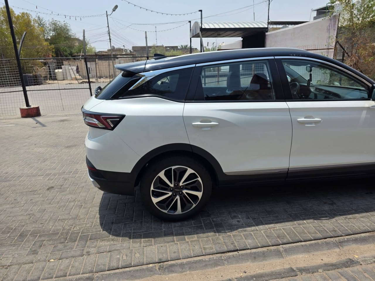 للبيع دونغ فنغ AX7 2023 (Aeolus AX7)
 السعر:   135 ورقه (قابل للتفاوض البسيط)
 رقم البصرة – السيارة باسمي
 الممشى: 45,124 كم  محرك 1.5 لتر تيربو  4 سلندر  دفع أمامي (Two Wheel Drive)  بانوراما  كشنات جلد أحمر مع تبريد للمقاعد الأمامية  شاشة كبيرة  رنكات وكالة  السقف أسود (Black Roof)  السيارة نظيفة جداً والاستعمال شخصي.
ملاحظة:
يوجد حادث سابق خفيف، تم صبغ الجاملغ الأيسر وباب السائق فقط بالكويت، وباقي السيارة بحالة جيدة.
 
ملاحظه
السياره محتاجه تبديل HVAC البوابه مال التدفئه تبريد مكسوره فلاغي التدفئه وانا حاسب حسابه بالسعر ومنزل من سعرها***********
