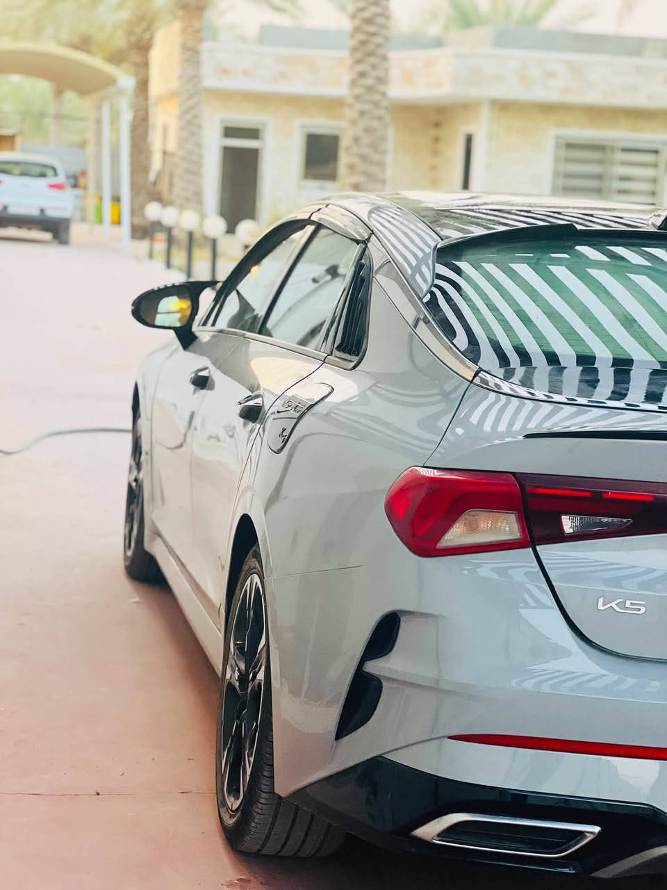 السلام عليكم
K5 2023 GT LINE لون سمنتي للبيع 
محرك 1600 تيربو 
بصمة ابواب وجنطة 
شاشة لمس كامرة دوارة 
كشنات لون احمر مميز 
درايف مود 3 انظمة قيادة 
ردار امامي وخلفي توقف ذاتي 
قيادة آلية تحديد مسار 
شحن لاسلكي 
تدفئة كشنات 
ابل كار بلي 
مانع تزحلق 
لد خلفي 
لد امامي برتقالي 
لايت عدسات زنون 
تشغيل عن بعد 
سيارة هواي بيها مواصفات كلش نضيفة وجديدة وما ناقصها اي برغي استعمالها كلش قليل ماشية 70كيلو مو ميل تخم تاير  تايلندي جديد شاد الها دهن امزويل استخدملها. سيارة بيها صبغ جاملغ امامي وبنيد رقم سليمانيه  تحويل ثاني يوم مباشر . السعر 178$ بيها مجال قليل . 
مكان سيارة واسط الصويرة
***********
