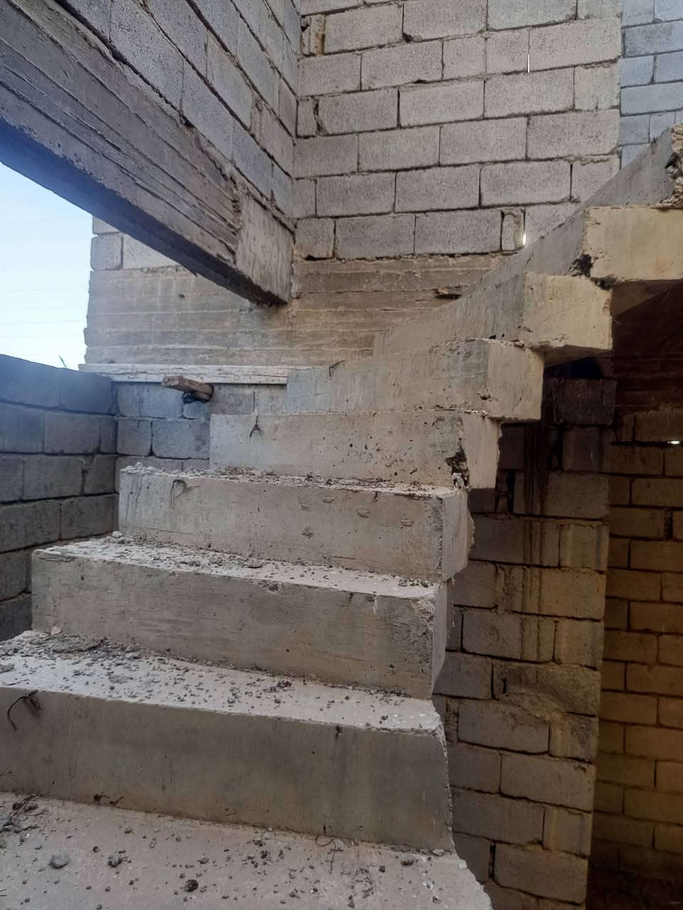 هيكل 200م للبيع  سريع  50 مليون وبي مجال للشراي مواد وعمل درجة اولى طابو زراعي سند 25 مكاتبه مع صاحب السند خدمات ماء وكهرباء وتبليط وخط مولد وإنارة ومجاري يتكون من استقبال وغرفتين نوم وصاله ومطبخ وصحيات داخليه وخارجية واستارة وسياج وبيتونه نقص سقف ام العضام العثمانية شارع الملعب من جهة السده  تفاصيل اكثر داخل الفيديو للاستفسار خاص او ***********
