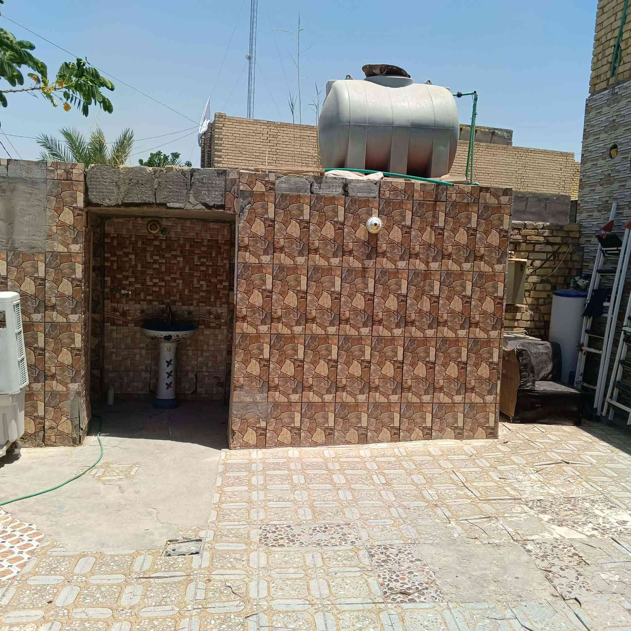 بيت للبيع مع قطعه ارض
البيت مساحه بنائه 210 والقطعه 100
يتكون من غرفتين نوم مع صاله كبيره  واستقبال كبير  ومجمع صحيات السعر 75 وبي مجال قليل للاستفسار الاتصال على الرقم ***********
