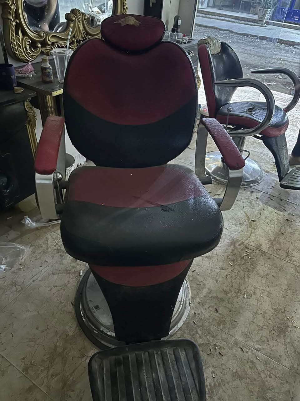 سلام عليكم غراض حلاقه للبيع ٣ ميوزه و ٣ مري و ٣ فاترينات و كراسي ثنين ابيعلك فاترينه و ميز و مرايه ب ١٥٠ الف و الكراسي ثنينهن ب ٢٠٠ عنواني يم جزيره بغداد السياحية ***********
