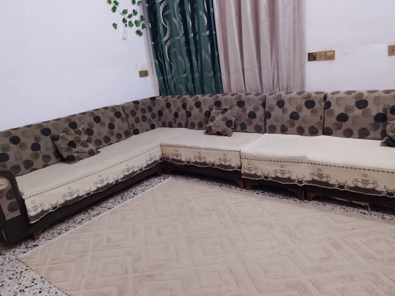 سلام عليكم ديوان للبيع 10مقاعد توصا 150 و بي مجال مع التلبيه العنوان بغداد الشعله***********
