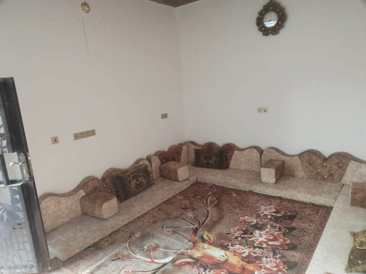 🏡✨ فرصة مميزة للبيع أو المراوس – بيت سكني جاهز للسكن ✨🏡

📍 الموقع: حي الحسين – نهاية شارع (30) مقابل مدارس الصينية.

🔹 المساحة: 150 م².
🔹 بناء حديث ونظيف.
🔹 طابقان صب كونكريت مع بيتونة في الطابق الثالث.
🔹 لا يحتاج أي صيانة أو أعمال إضافية.
🔹 الأثاث كامل داخل البيت ومشمول بالبيع.

📐 تفاصيل البيت:

✅ الطابق الأول:

* غرفة
* براني
* صالة
* مطبخ
* منور
* صحيات داخلية وخارجية

✅ الطابق الثاني:

* غرفتا نوم
* صالة
* صحيات داخلية

✅ الطابق الثالث:

* بيتونة

💰مطلوب (إسكان): حوالي 48 مليون دينار.

📅 القسط الشهري: 438,000 دينار فقط.

📞 للاستفسار والتواصل:
***********

