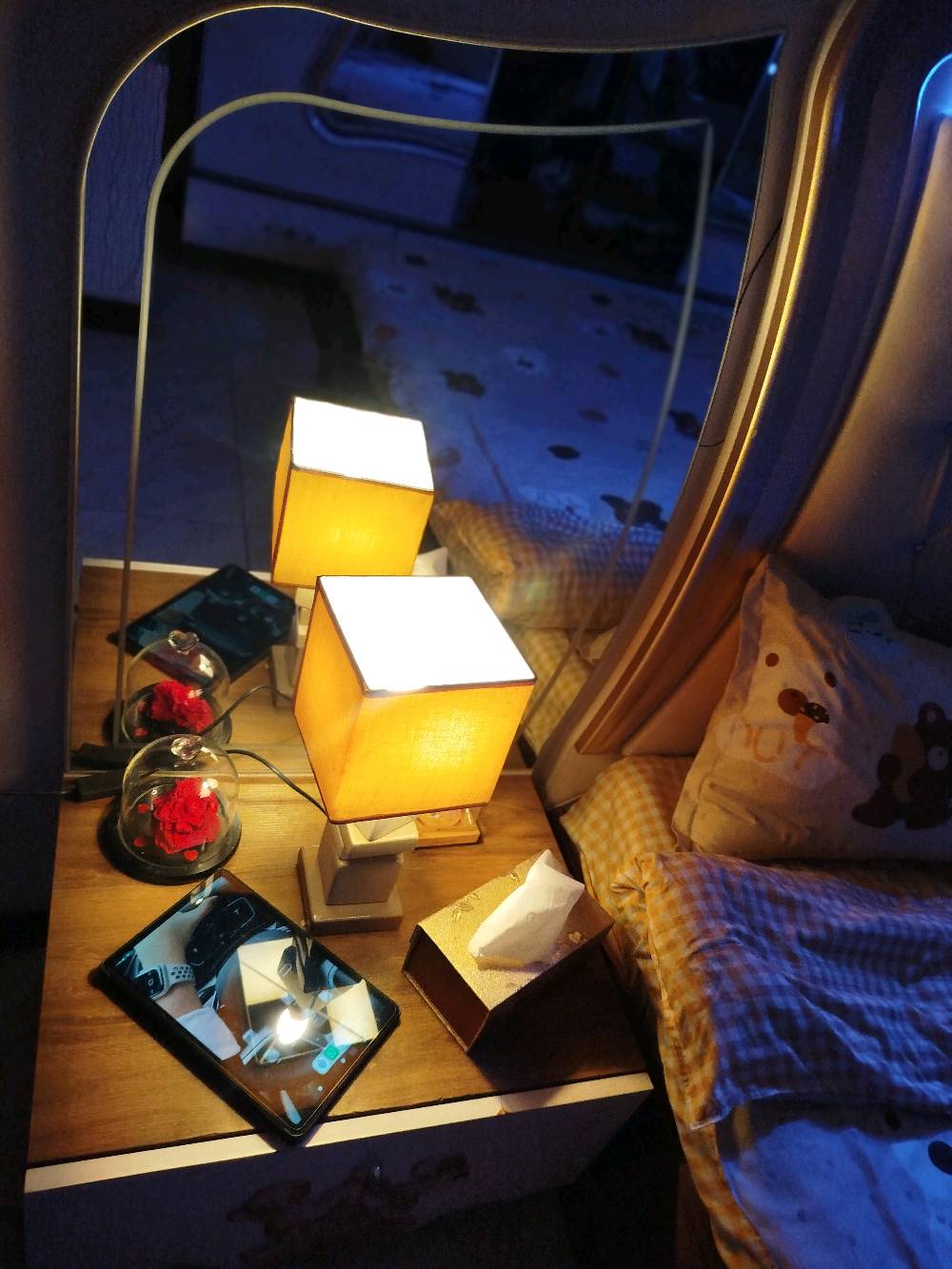 🛏️✨ للبيع – أثاث غرفة نوم 7 قطع  ✨ 
السعر قابل للتفاوض بالمعقول 🤝🏻 
الأثاث تم شراؤه قبل حوالي سنتين بسعر 2,500,000 دينار عراقي، وحالته حاليًا ممتازة ومحافظ عليه.تصميم نيو كلاسيك – مودرن عصري، محافظ عليه ونظيف استعمال شخصي فقط، والبيع بسبب تغيير الأثاث.تتكون من:
• 🛏️ سرير نفرين بتصميم أنيق مع إضاءة LED في الهيد بورد.
• 🗄️ 2 كومدينات
• 🚪 دولاب ملابس كبير بتصميم مميز ومرايا، عملي وواسع للتخزين.
• 🪞 تسريحة مع مرآة كبيرة وتصميم فاخر، تحتوي على أدراج وخزائن للتخزين.
• 🪞 مرآة طويلة مستقلة مع مجر خزن سفلي.
• 🛋️ شازلونج (Chaise Lounge)
• 🛏️ دوشك طبي نفرين هدية مع الغرفة.
شنو اسم/نوع الغرفة أو الشركة المصنّعة إذا موجود؟ وهل هي تركي لو محلي؟: 
تركي
هل القطع كلها شغّالة وزينة، خصوصًا إضاءة الـLED والدواليب والمرايا؟: 
نظيفه بحاله جيده
السعر نهائي لو قابل للتفاوض؟ وإذا أكو توصيل أو فك وتركيب، شلون يكون الاتفاق؟: 
قابل للتفاوض