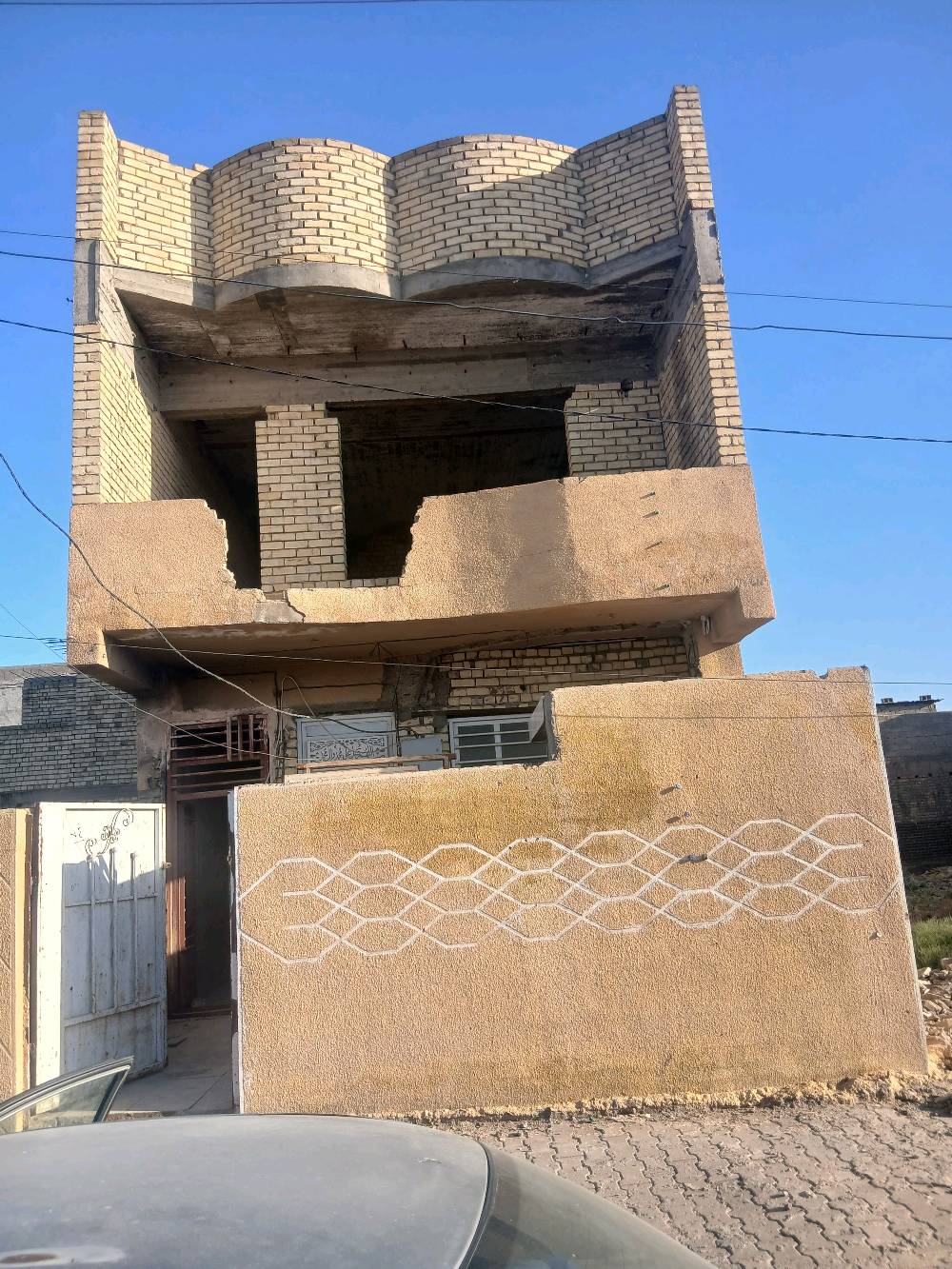 سلام عليكم ورحمة الله وبركاته بيت للبيع طابقين الاول كامل و الثاني بس هيكل نفس ما موضح بالفيديو 
المساحة 150
 الموقع المحمودية حي بدر 
التواصل على الرقم التالي ***********