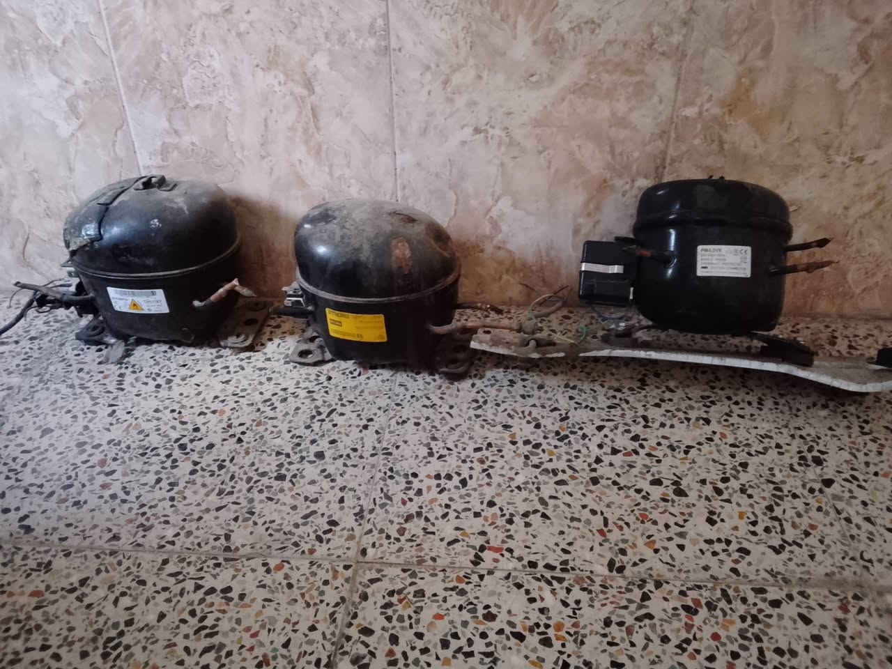 السلام عليكم
ثلاجه شغاله بس بيها الانرماده الجوه بيها خياس مع ماطورات ٣ شغالات 
السعر ١٠٠ الف كلهن 

المكان بغداد بسمايه قرب مجمع الاحسان 
للاتصال ***********
