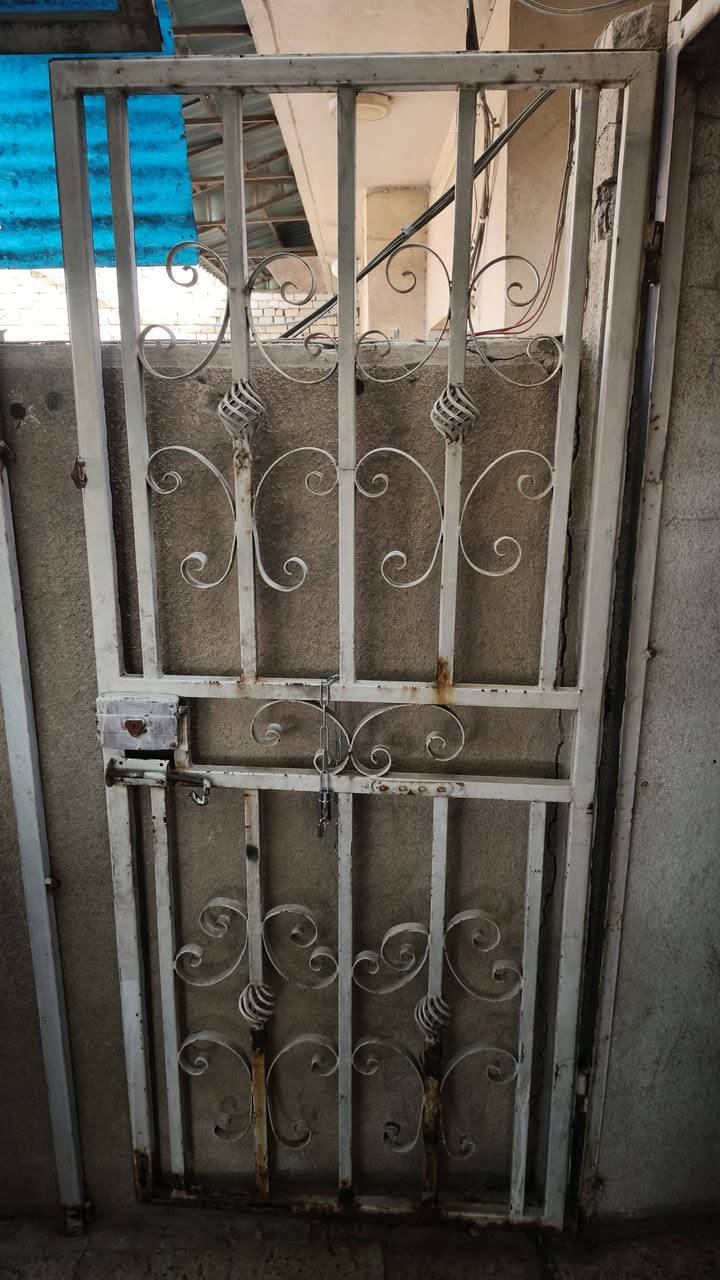 سلام عليكم عندي درج حديد مال سطح وبيبان كلش نظاف وسقيفه عنواني مشتل خابر وتدلل 077054
