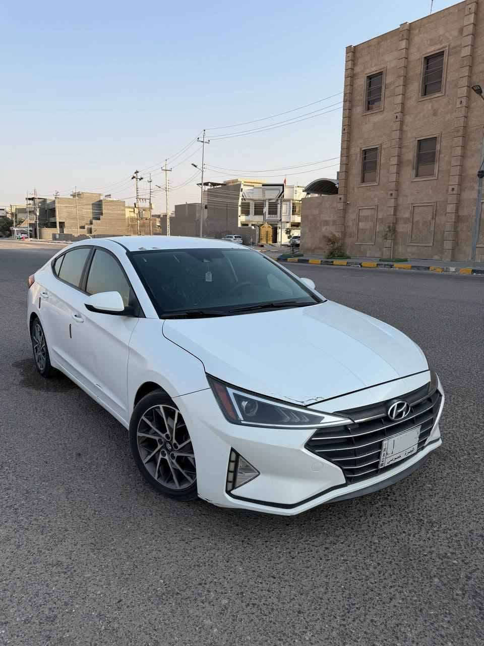 سلام عليكم  
النترا مديل 2020 وارد امريكي تقرير تعمل وتسير. بيه بارد بالعراق شبر بخشم البنيد بدون دواخل   والدوسه صفحه الراكب  مصلحه علكد شبر. موصفات السياره  نص فول  رادارات جانبيه ومثبت سرعه ورادار امامي ومانع تصادم  بي مشكلة. صبغ الصندوك متشلع منه ومخلي فابلون حتى تكون الصوره واضحة. 
مكان السياره البصره. 
سنويتها منتهية صارلها يومين سوي سنويه جديده بأسمك 
*********** البصرة, العراق
