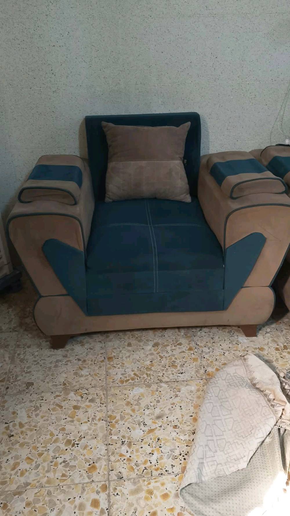 السلام عليكم، تخم للبيع  7مقاعد نظيف وقووي 
سعره 170الف بيه مجال كلش بسيط كلش نظيف وقوي تجي وتشوف 💕 المكان بغداد
هذا التخم شنو نوعه/موديله بالضبط؟ (تركي، قنفات، لو تصميم خاص): 
تخم تركي متكون من 7مقاعد بيه وسائد خاصه بتخم غير الموجوده بالصوره،يكونن اكبر ولونهن بلون تخم 7مخاد
هل أكو أي عيوب أو ملاحظات غير مذكورة؟ مثل خدوش، تمزق، هبوط، أو حاجة لتصليح؟: 
بيه ملاحظه بسيطه جدآ 
التسليم شلون يكون وبأي منطقة من بغداد بالضبط؟ وهل بيه توصيل لو استلام من المكان؟: 
مكان بغداد بلبديات
بالنسبة للسعر: الـ 170 ألف نهائي لو بيه مجال أكثر؟: 
بيه مجال بسيط