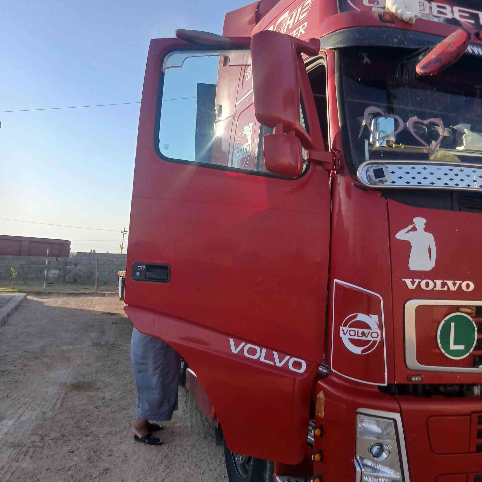 فولفو موديل 3حجم 460  براد +فلات  الانتهاء السنويه ل 30 حموله 38 السياره خير من الله تحت الشغل حاليا  مكانها الرمادي 
سعرها 300 ورقه وبيها مجال حك الجيه رجاء رجاء الموشراي 
لا يتعبني  ***********
