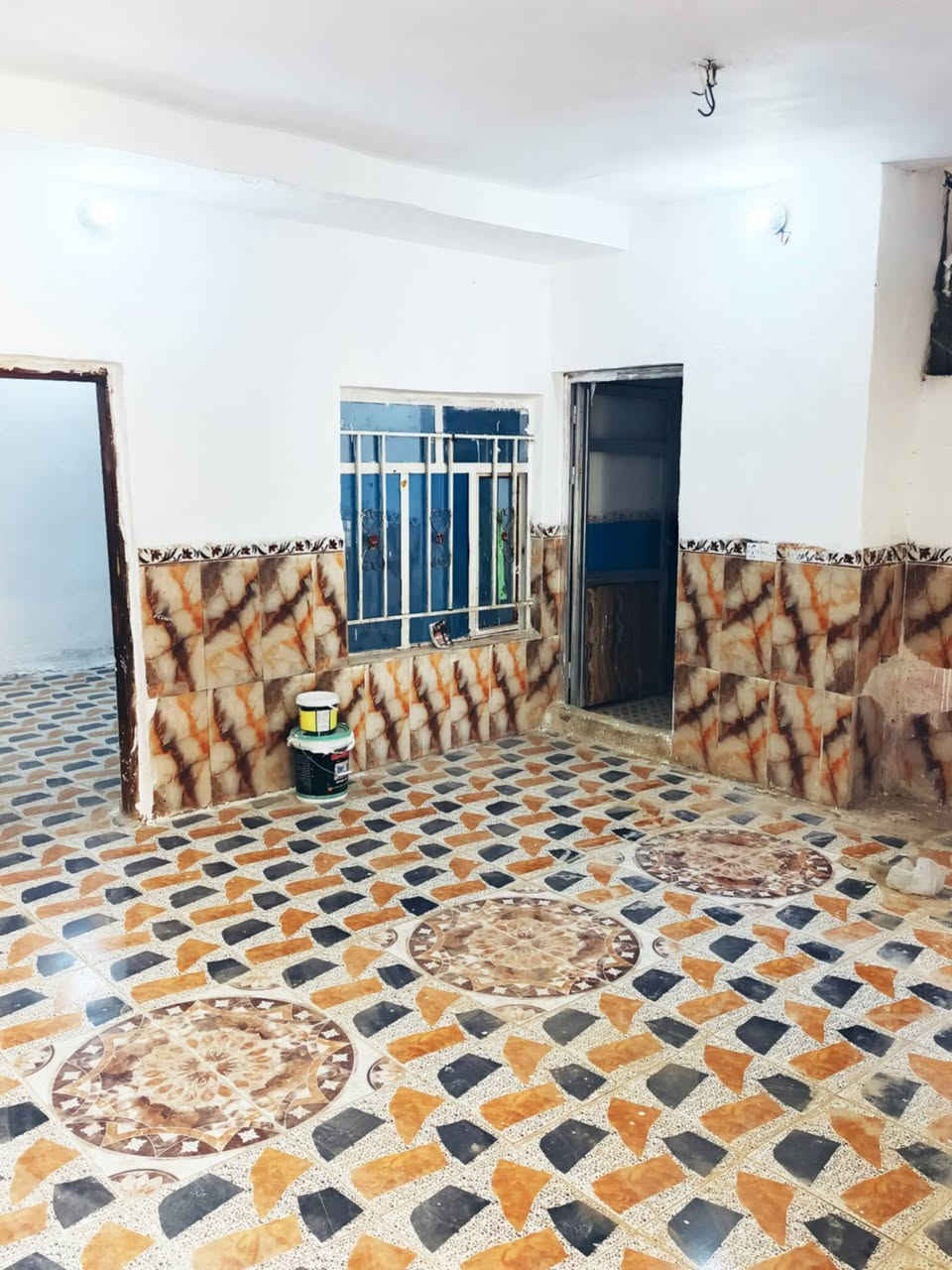 ياالله سلام عليكم 
بيت للبيع بالوافدين الجديدة بصف احمد ابو الدهن مقابيل التارتان بصف الركن مساحة 150 طابقين البيت كامل صب وسيراميك يتكون من غرفتين جوه وصالة واستقبال ومطبخ وصحيات 
وحديقة والطابق الثاني غرفتين وصالة البيت فارغ ونظيف للاستفسار ***********
