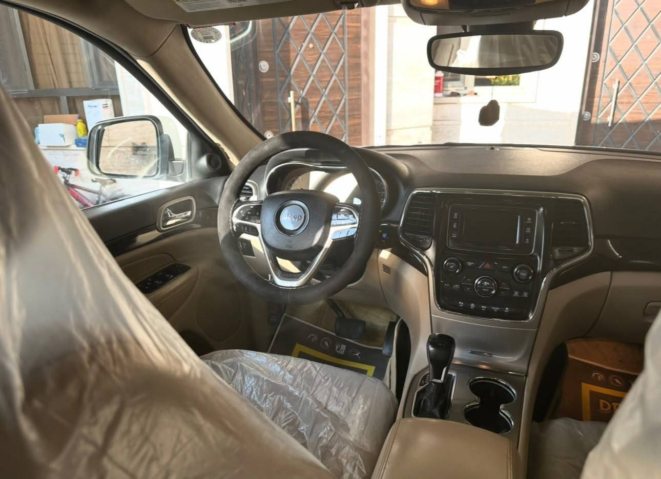 جيب لاريدو
موديل 2017
مكينة 3600 V6
ماشية ٨٨ يعني جديده

 مواصفات لاريدو
شفتات ستيرن
شاشة صغيره
كشنات حظن
كشنات كهرباء تدفئة
تشغيل عن بعد
كامرة وحساسات خلفية
دكمة Sport
وبعد باقي المواصفات معروفة 

كير مكينة كفااله (بدون فتح)
صدر امامي خلفي جديد
تخم تاير جديد

رقم اربيل بأسمي 

بدون حادث كفاله فقط شبر صبغ جاملغ امامي والباقي كفاله لا حادث ولا دواخل ولا ايرباك كله كفاله

السعر ١٩٥ وبيه مجال بسيط

مكاني بغداد الدورة  

ملاحظة مكلف بالنشر 

رقمي ***********
