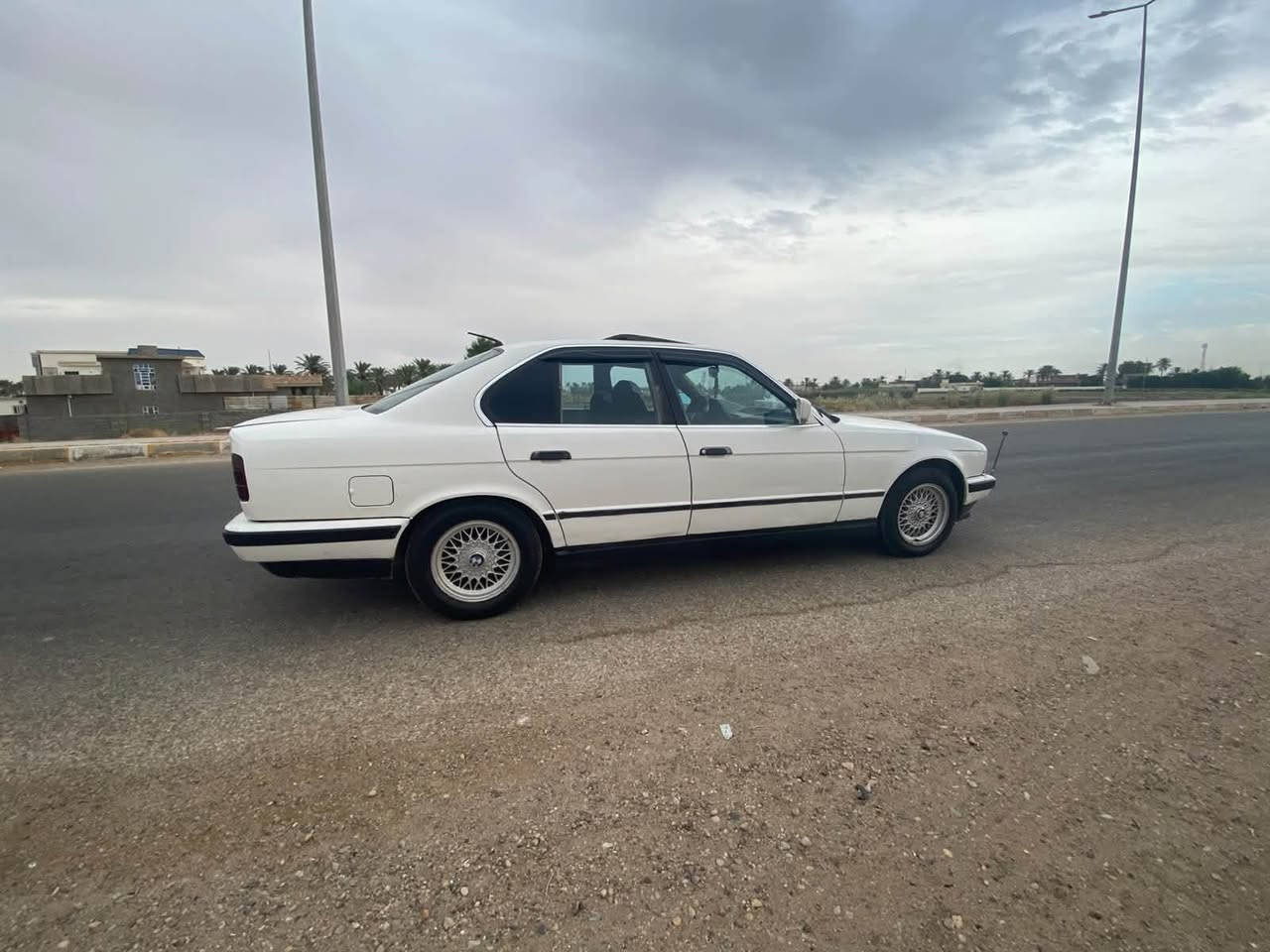 للبيع
بي ام 525 
محرك مسكر جديد 
كير جديد 
صدر جديد
تخم ويل خليه جديد 
تخم تاير 
شاشه وسستم صوت 
سنتر لك شغال 
كهربائيات كلها شغاله 
فتحه سقف 
السعر 32 قفل قفل 
مكاني جزيره الرمادي 
*********** واتساب
