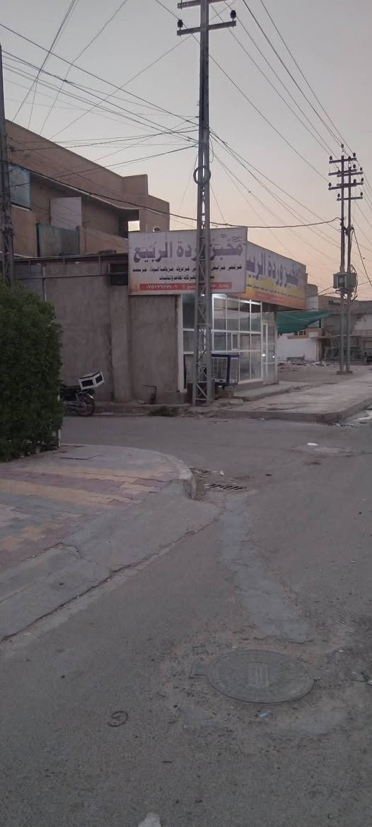 مشتمل للبيع في الجولان الثانيه قرب جامع نبي الله يونس المساحة 80 متر الواجهة 8 والنزال 10 طابو زراعي الطابق الاول يتكون من استقبال ومطبخ وصالة وحمام ومنور والطابق الثاني يتكون من غرفة ومخزن السعر 50 وبي مجال الاتصال ***********
