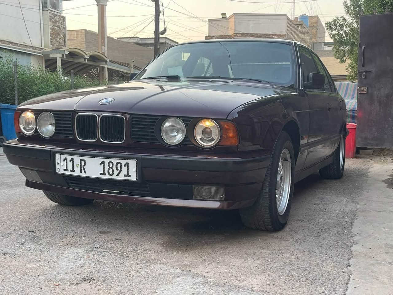 السلام عليكم 
للبيع بي ام 525 اصل 520
موديل 1992
سياره كير عادي وشلعتهه تخبل 
سياره سلايت
صدر امامي خلفي 
تخم ويل خليه 
رقم مميز 
سياره كامله 
عنواني بغداد
للاتصال 
***********
